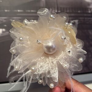 Unbranded NWOT cream sheer with faux pearls hair clip